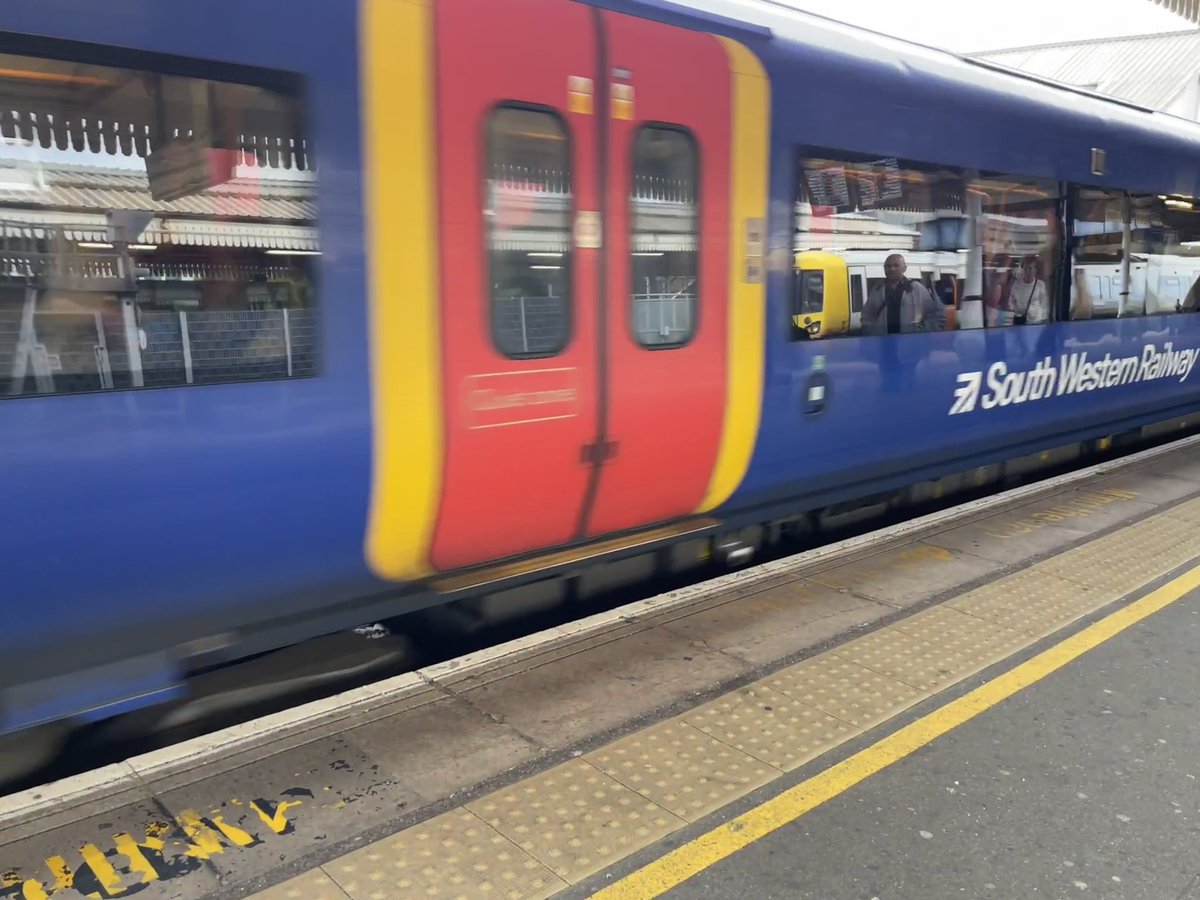 driverbod125's tweet photo. 🟢🟢BONUS CLASS🟢🟢
Train 119
Class 460
Built 1991-2001 Alstom
Operator SWR
Vauxhall to London Waterloo
#AllTheClasses
460s were built for Gatwick Express but were converted to class 458 for SWR.
Ex-460 vehicles have ribbon glazing; one unit of this train is entirely ex-460… https://t.co/erpr2RsO9E