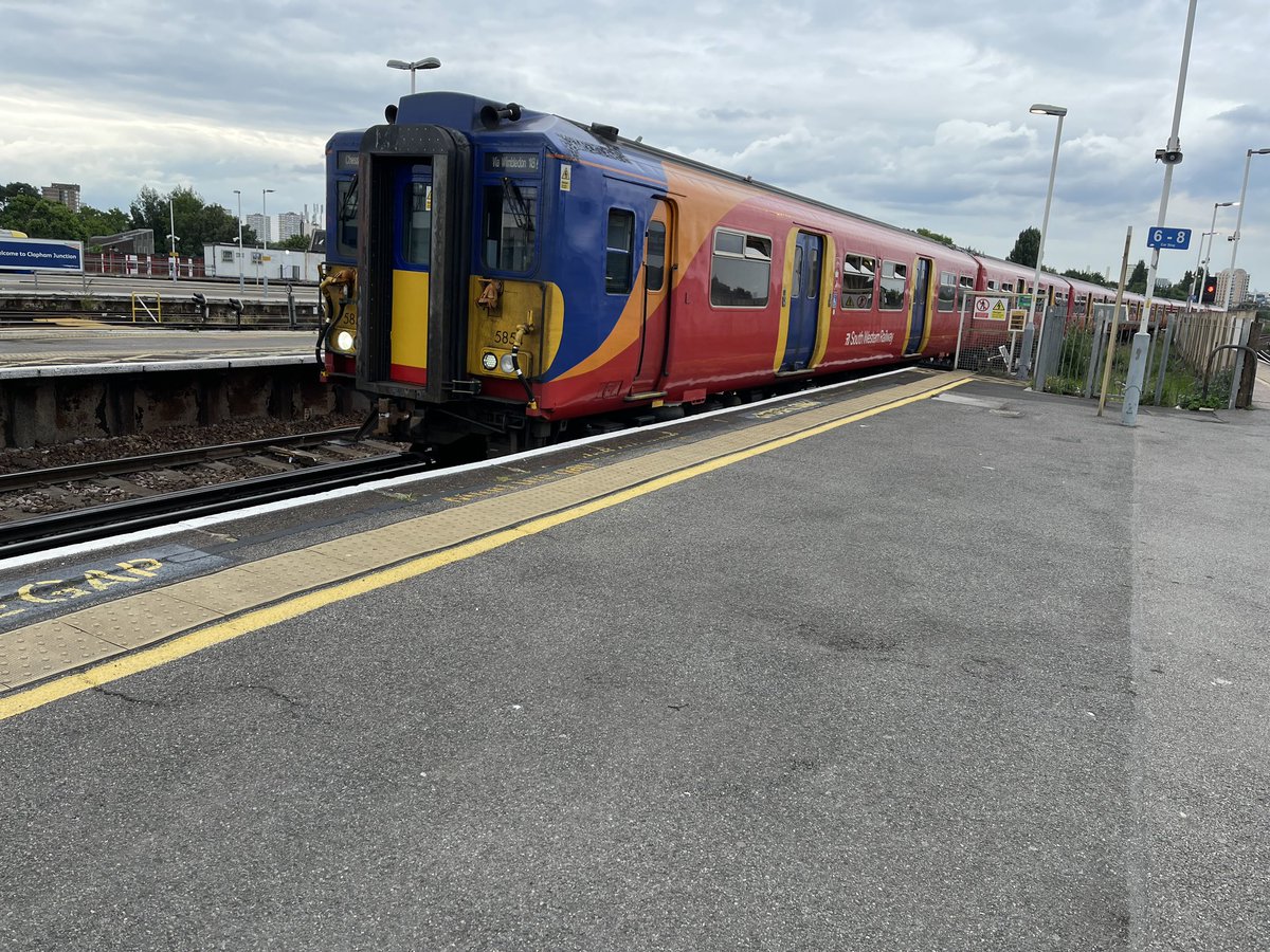 driverbod125's tweet photo. Train 121
Class 455 (76/78) 
Built 1982-1985 BREL
Operator SWR
Clapham Junction to Wimbledon
#AllTheClasses https://t.co/Pr4xqVXtRX