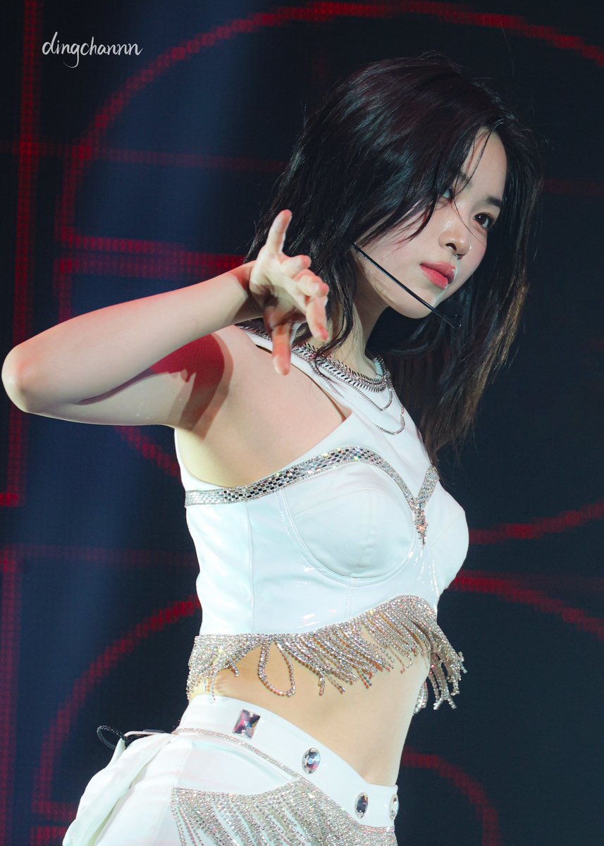 240629      

ITZY <BORN TO BE> in Toronto Day2      

sweaty🥵

#류진 #RYUJIN #リュジン 
#ITZY #있지 
#ITZY_in_TORONTO 
#ITZY_BORNTOBE 
#ITZY_WORLD_TOUR