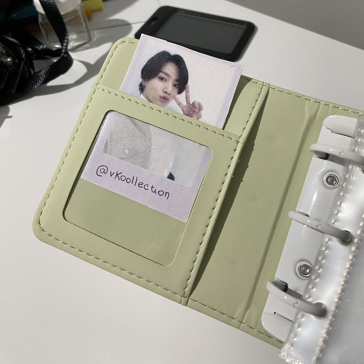 vkoollection's tweet photo. VENDO/VENDA!

☆ binder macaron branco/verde A7 
— acompanha 20 folhas!!

💰R$ 40 + frete a calcular

      ╰ sem avarias
      ╰ + vídeos/fotos na dm
      ╰ feedbacks no fixado
      ╰ envio semana que vem https://t.co/z6vjGjLb8w