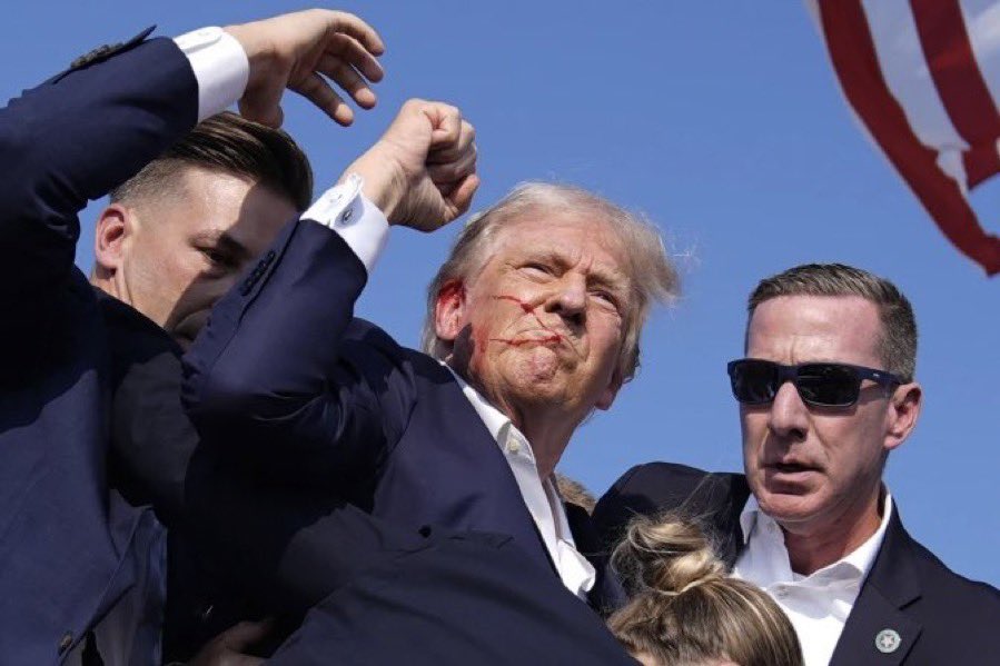 LuckyDuckyBr's tweet photo. ELE ESTÁ BEM! (He's Fine), disse seu porta-voz. O candidato @realDonaldTrump se levantou e ergueu o punho fechado.
#HeIsFine
#Trump #Gunsfire #Fire #Atentado #Atirador #ElectionsUSA #Tiros #shotgun #God #Deus #DeusNoControle https://t.co/Uzt6P53eOB
