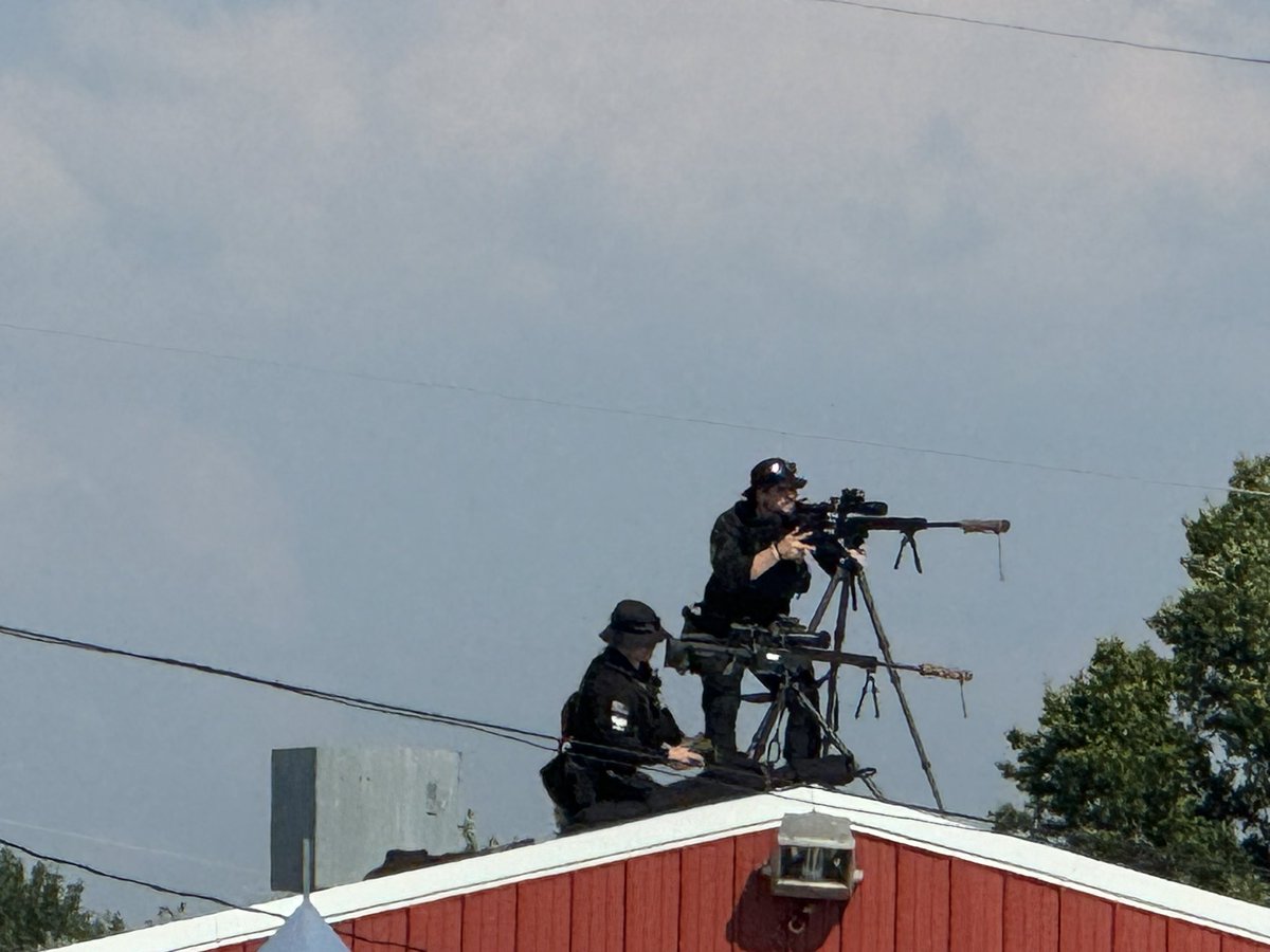 ALluhibi_87's tweet photo. These men are from Trump's protection crew. They killed the attacker. Look at the terrorist's body lying on the roof
#shooter
#Trump https://t.co/sRDkn8gMRE