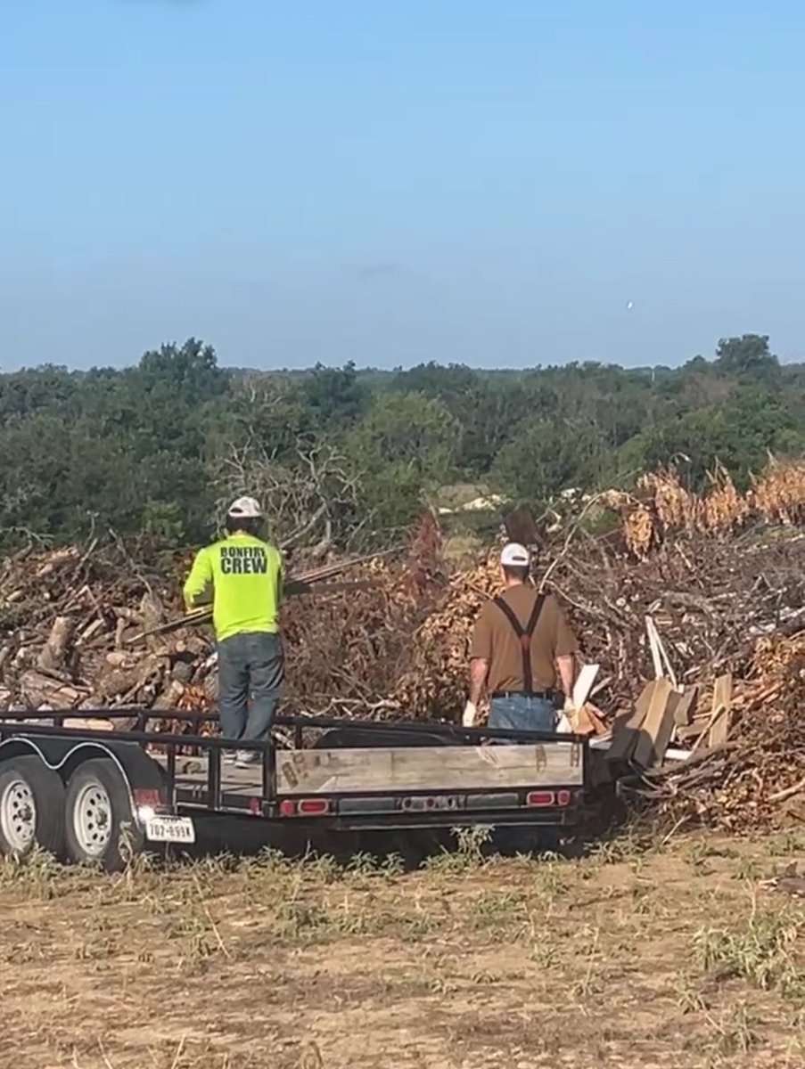 LathesTowns's tweet photo. From Orientation Day #11 to Bonfire Brush Day #2! Texans are making a difference while being the difference! #TarletonStrong #ThankYouTexans #ThankYouTexanCommunity https://t.co/CUu3eEEJSK