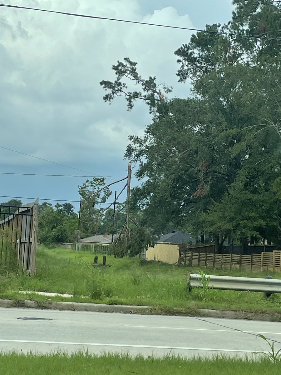 s_michelle4's tweet photo. 6 DAYS without power have y’all even noticed this tree @CenterPoint 
please send someone for this. 
Off Pinemont and Ella https://t.co/fSK1g75HkJ