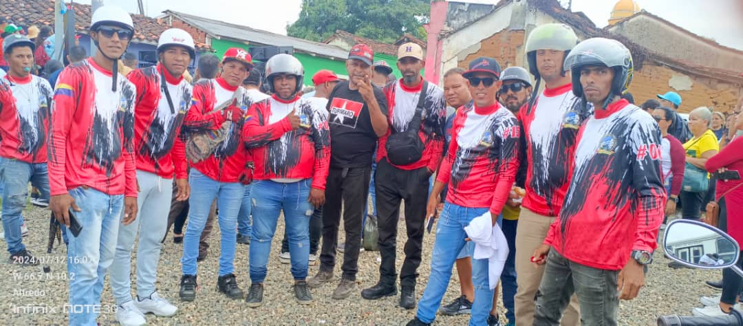 Desde la tierra de los Diablos Danzantes de Yare, municipio Simón Bolívar, la militancia Tupamaro continúa en las calles en respaldo al nuestro Presidente <a href="/NicolasMaduro/">Nicolás Maduro</a> rumbo a la gran victoria del #28Jul #VotaTupamaro

#PoesíaEnMovimiento
