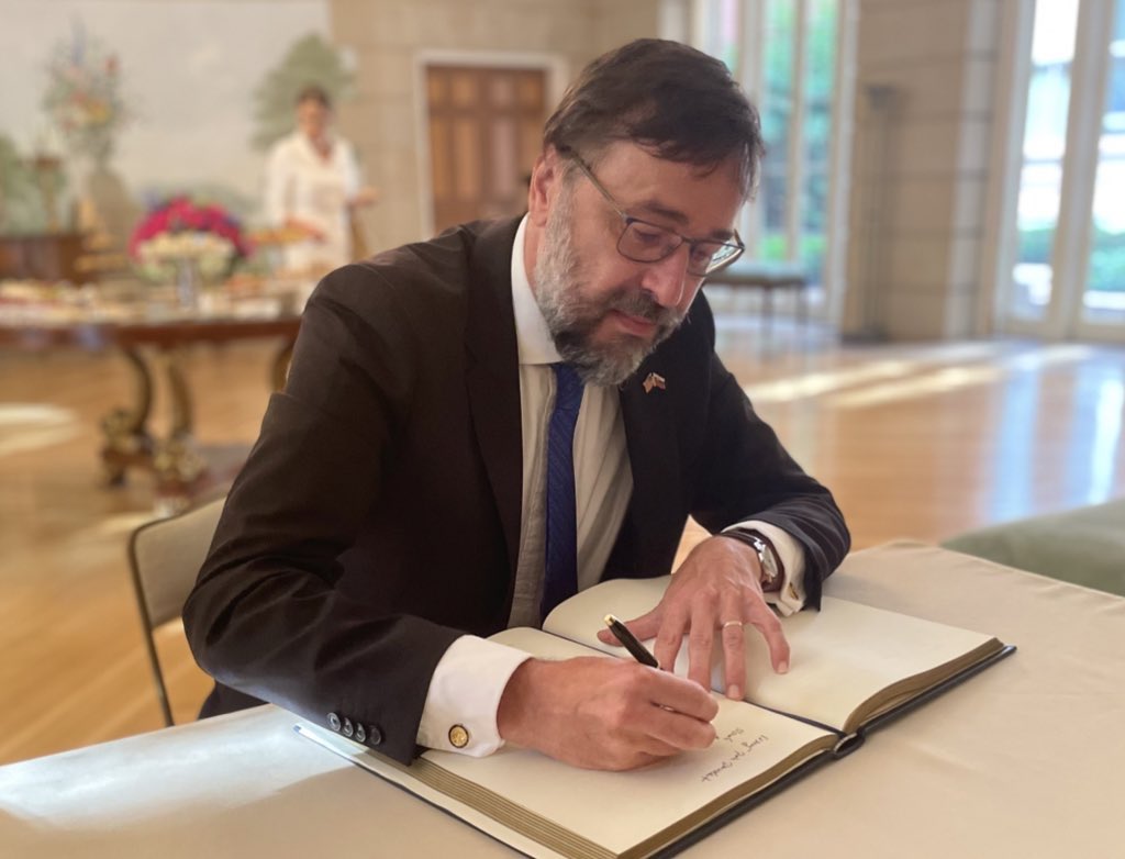 Any attempt against life is horrible. Violence as a show of disapproval is totally disgusting. 🇸🇰 is recovering from assassination attempt agaist PM #RobertFico triggered by polarisation in society. Still shocked - we wish <a href="/realDonaldTrump/">Donald J. Trump</a> quick recovery