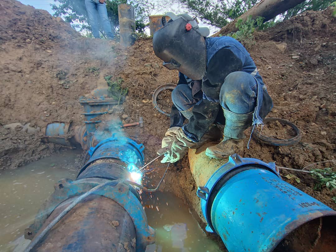 hidroven_ve's tweet photo. #Miranda | Siguiendo las instrucciones del Gobierno Bolivariano, la fuerza trabajadora de Hidrocapital inicia labores de roturación para la sustitución de un tramo de 48 metros de tubería para agua potable de 12 pulgadas que mejorará el caudal hacia la estación de bombeo Las Piñas, la cual abastece a más de 15 mil familias del municipio Simón Bolívar, en la parroquia San Francisco de Yare.

Ingenieros, obreros, soldadores y maquinistas trabajan arduamente para optimizar los sistemas hidráulicos en el estado Miranda y así garantizar la mayor suma de felicidad al pueblo como lo ha ordenado el presidente Nicolás Maduro.

@NicolasMaduro 
@RMarcoTorres 
@minaguasoficial 
@_Vpsops 
@mastporlapatria