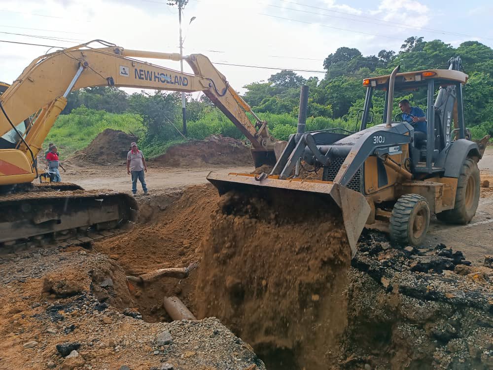 hidroven_ve's tweet photo. #Miranda | Siguiendo las instrucciones del Gobierno Bolivariano, la fuerza trabajadora de Hidrocapital inicia labores de roturación para la sustitución de un tramo de 48 metros de tubería para agua potable de 12 pulgadas que mejorará el caudal hacia la estación de bombeo Las Piñas, la cual abastece a más de 15 mil familias del municipio Simón Bolívar, en la parroquia San Francisco de Yare.

Ingenieros, obreros, soldadores y maquinistas trabajan arduamente para optimizar los sistemas hidráulicos en el estado Miranda y así garantizar la mayor suma de felicidad al pueblo como lo ha ordenado el presidente Nicolás Maduro.

@NicolasMaduro 
@RMarcoTorres 
@minaguasoficial 
@_Vpsops 
@mastporlapatria