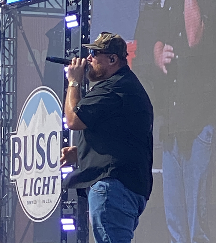 Another reason why <a href="/IndyCar/">NTT INDYCAR SERIES</a>
is awesome. Great concerts <a href="/iowaspeedway/">Iowa Speedway</a>. I love
<a href="/lukecombs/">Luke Combs 🎤</a> music.