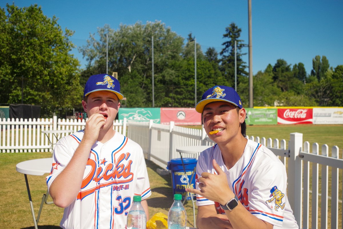 GoFishSticks's tweet photo. The Deluxes getting fueled up pregame ๐๐ธ
#GoDeluxes | #DubSea | #DicksDriveIn
