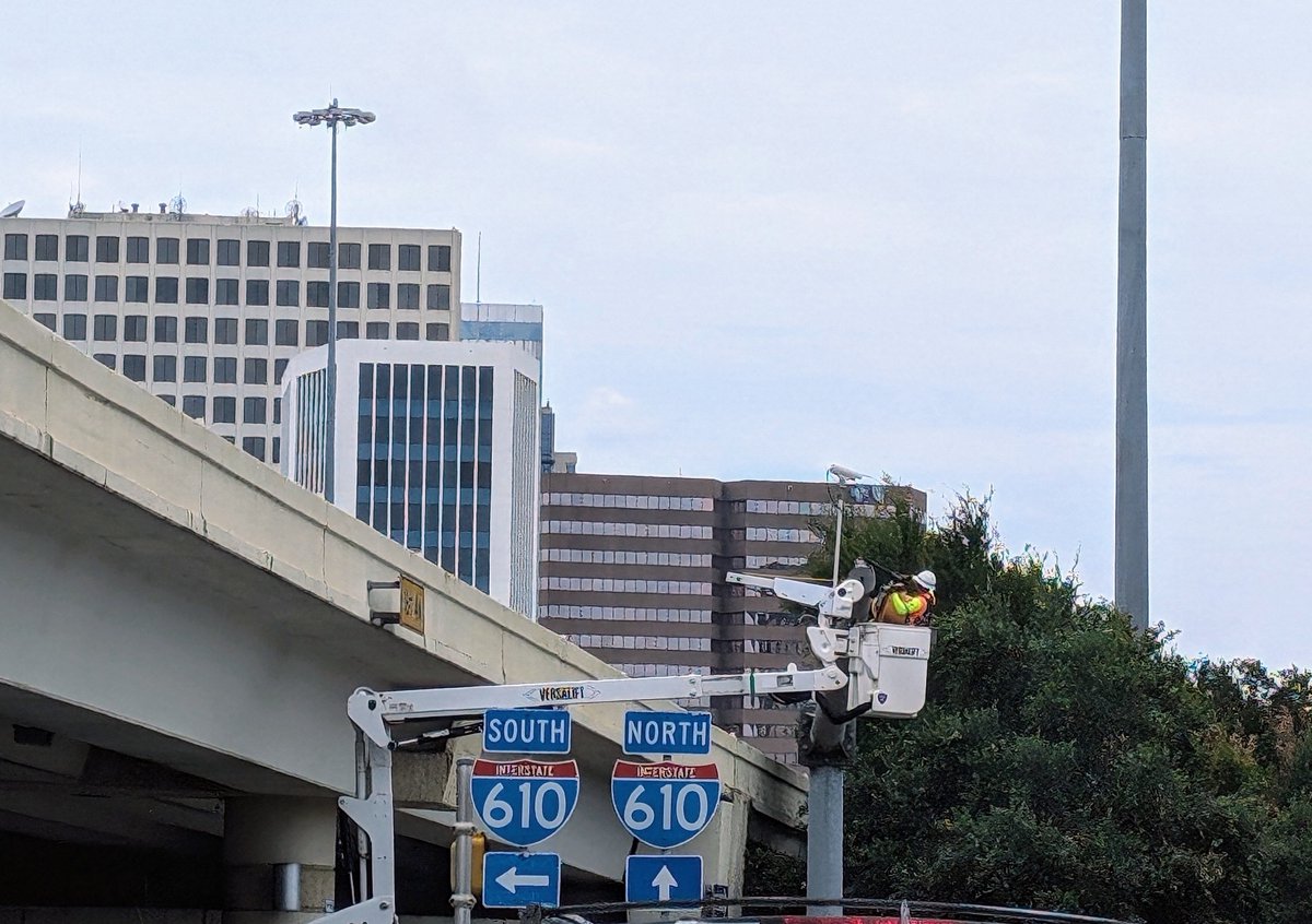 TxDOTHouston's tweet photo. TxDOT Houston crews continue restoration and stabilization efforts, resetting traffic signals and refueling generators for signals still offline throughout the metro area. #SafetyFirst #ConnectingYou #AfterBeryl https://t.co/qVhFwjvPtr
