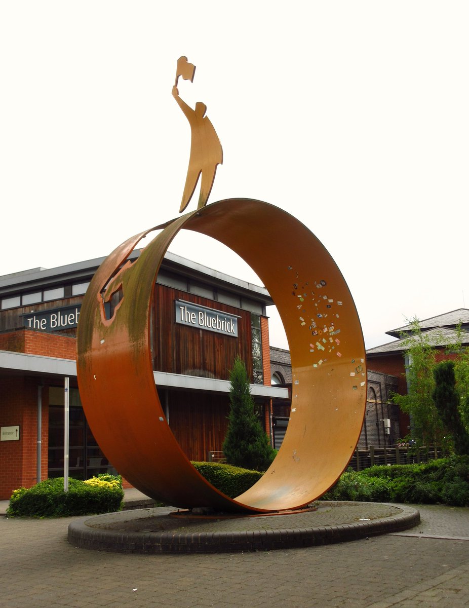pjcarter_'s tweet photo. The Signal Man sculpture (2007) by Giles Penny. Located near the site of the former Low Level Station.
#signalman
#sculpture
#gilespenny
#bluebrick
#wolverhampton
#expressandstar
#canon
#ixus https://t.co/8JJPslweIv