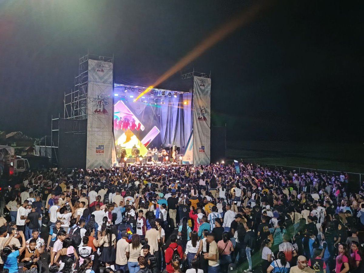 notieducatecoj's tweet photo. ¡Mostacho Fest Bachiller 2024 llegó a Cojedes!

Desde el Autódromo Internacional de San Carlos, 4 551 bachilleres se gozaron la Mostacho Fest 2024. Un regalo de nuestro pdte. @NicolasMaduro para celebrar sus victorias académicas.

#PoesíaEnMovimiento
@_LaAvanzadora @MPPEDUCACION https://t.co/NLbZ6SNWH9