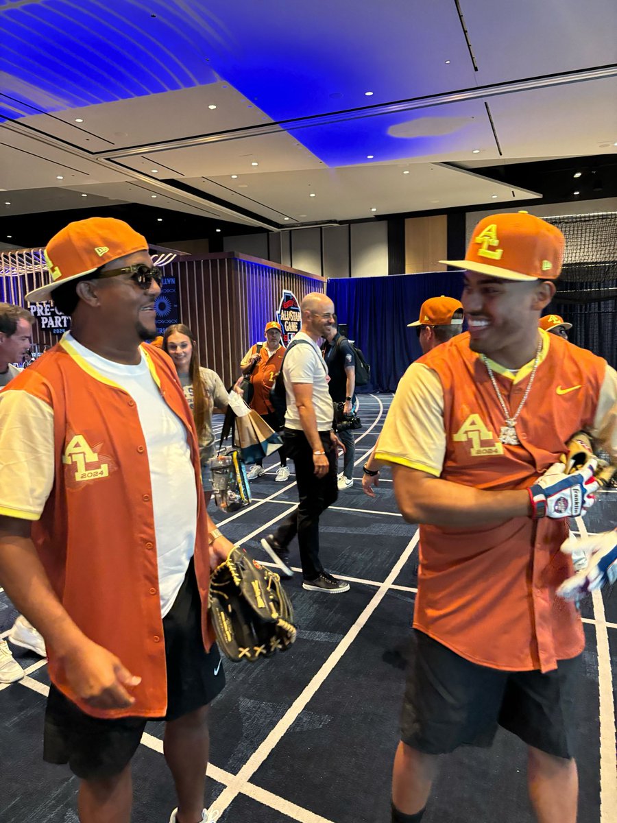 mlbespanol's tweet photo. Pedro Martínez, Myke Towers y Eladio Carrión están ready para el Celebrity Softball Game 2024. 🤩 https://t.co/8PpSDwqOOe