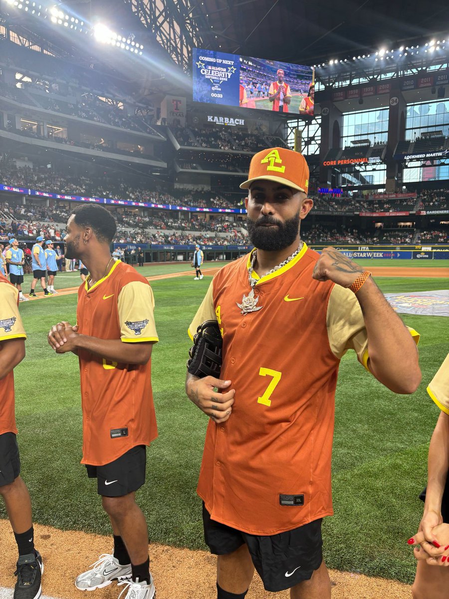 mlbespanol's tweet photo. Pedro Martínez, Myke Towers y Eladio Carrión están ready para el Celebrity Softball Game 2024. 🤩 https://t.co/8PpSDwqOOe