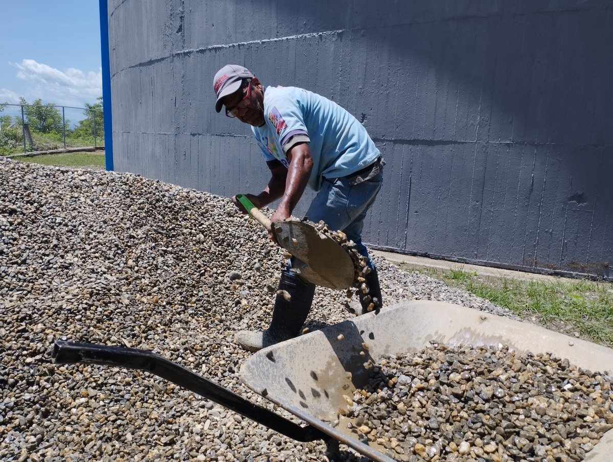 hidroven_ve's tweet photo. El presidente de Hidrocapital, Ing. Carlos Mast Yustiz, inspeccionó los trabajos de rehabilitación y mantenimiento preventivo que se ejecutan en las estaciones de bombeo Brisas Nuevas, TM 1, Las Piñas y Booster Cua, ubicadas en el eje Valles del Tuy, estado Miranda. 

Estas labores contemplan la instalación de nuevos grupos de bombeo, equipos de valvulería, luminaria, electrificación, así como el embellecimiento de los espacios.

Acciones del Gobierno Bolivariano para garantizar el bienestar del pueblo, que puede contar con un equipo multidisciplinario de Hidrocapital que trabaja incansablemente para asegurar el suministro constante y confiable de agua a la población.

@NicolasMaduro 
@RMarcoTorres 
@minaguasoficial 
@mastporlapatria