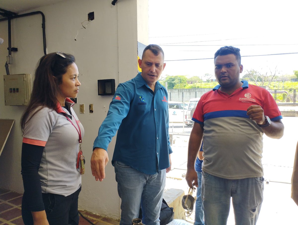 hidroven_ve's tweet photo. El presidente de Hidrocapital, Ing. Carlos Mast Yustiz, inspeccionó los trabajos de rehabilitación y mantenimiento preventivo que se ejecutan en las estaciones de bombeo Brisas Nuevas, TM 1, Las Piñas y Booster Cua, ubicadas en el eje Valles del Tuy, estado Miranda. 

Estas labores contemplan la instalación de nuevos grupos de bombeo, equipos de valvulería, luminaria, electrificación, así como el embellecimiento de los espacios.

Acciones del Gobierno Bolivariano para garantizar el bienestar del pueblo, que puede contar con un equipo multidisciplinario de Hidrocapital que trabaja incansablemente para asegurar el suministro constante y confiable de agua a la población.

@NicolasMaduro 
@RMarcoTorres 
@minaguasoficial 
@mastporlapatria