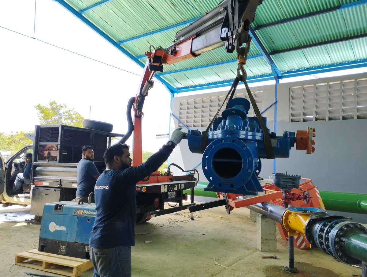 hidroven_ve's tweet photo. El presidente de Hidrocapital, Ing. Carlos Mast Yustiz, inspeccionó los trabajos de rehabilitación y mantenimiento preventivo que se ejecutan en las estaciones de bombeo Brisas Nuevas, TM 1, Las Piñas y Booster Cua, ubicadas en el eje Valles del Tuy, estado Miranda. 

Estas labores contemplan la instalación de nuevos grupos de bombeo, equipos de valvulería, luminaria, electrificación, así como el embellecimiento de los espacios.

Acciones del Gobierno Bolivariano para garantizar el bienestar del pueblo, que puede contar con un equipo multidisciplinario de Hidrocapital que trabaja incansablemente para asegurar el suministro constante y confiable de agua a la población.

@NicolasMaduro 
@RMarcoTorres 
@minaguasoficial 
@mastporlapatria