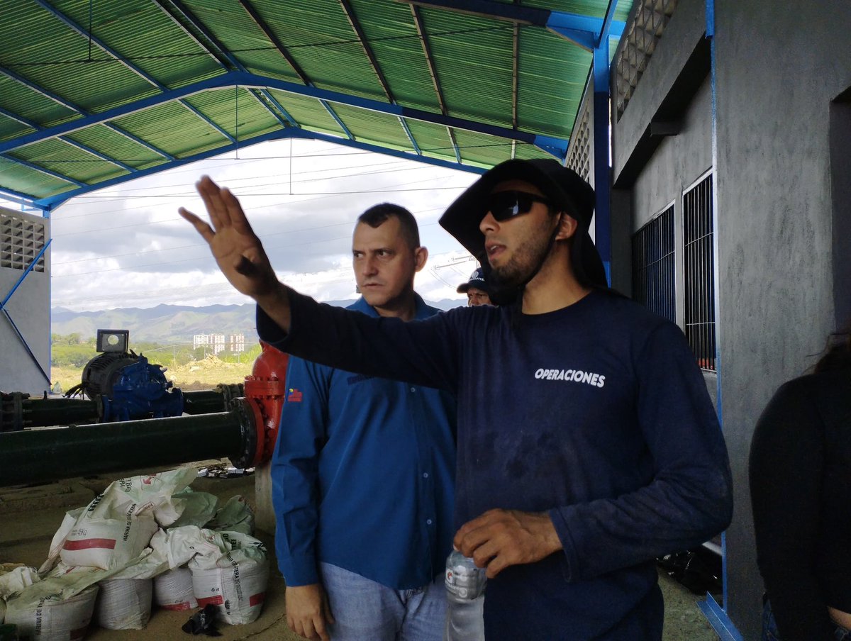 hidroven_ve's tweet photo. El presidente de Hidrocapital, Ing. Carlos Mast Yustiz, inspeccionó los trabajos de rehabilitación y mantenimiento preventivo que se ejecutan en las estaciones de bombeo Brisas Nuevas, TM 1, Las Piñas y Booster Cua, ubicadas en el eje Valles del Tuy, estado Miranda. 

Estas labores contemplan la instalación de nuevos grupos de bombeo, equipos de valvulería, luminaria, electrificación, así como el embellecimiento de los espacios.

Acciones del Gobierno Bolivariano para garantizar el bienestar del pueblo, que puede contar con un equipo multidisciplinario de Hidrocapital que trabaja incansablemente para asegurar el suministro constante y confiable de agua a la población.

@NicolasMaduro 
@RMarcoTorres 
@minaguasoficial 
@mastporlapatria