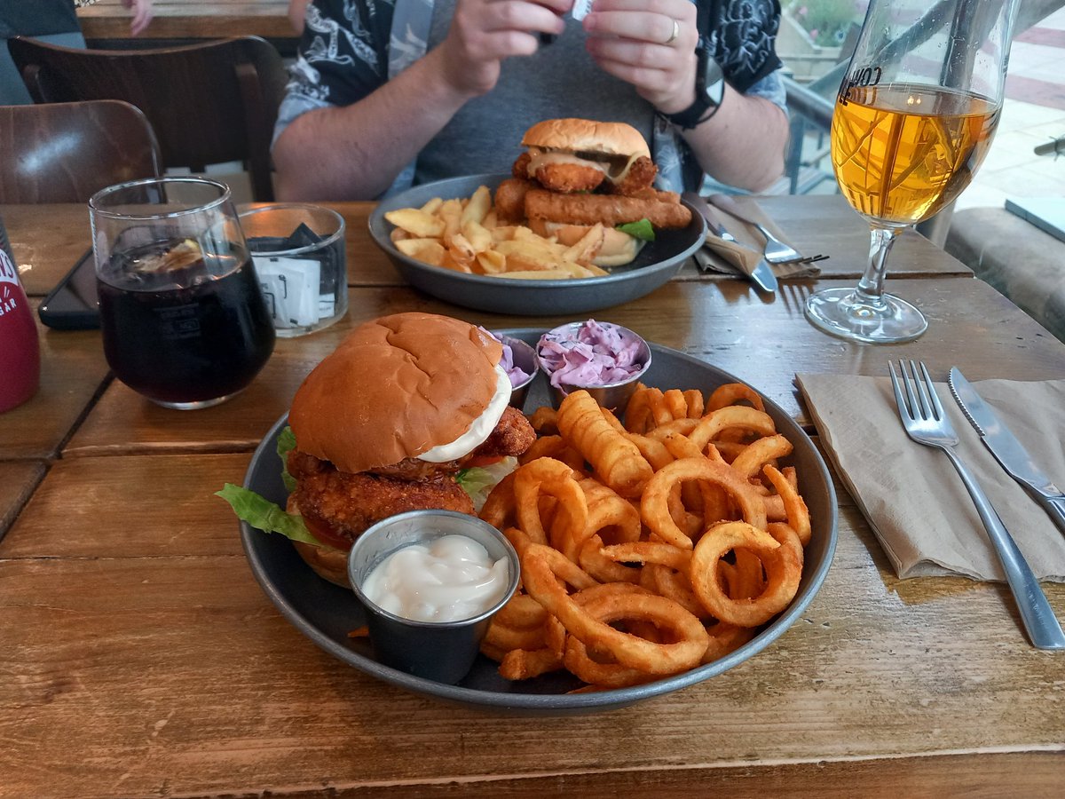 SakuraYueKo's tweet image. We had a date night tonight 🥰🥰
#datenight #mealout #cocktails #couplelife