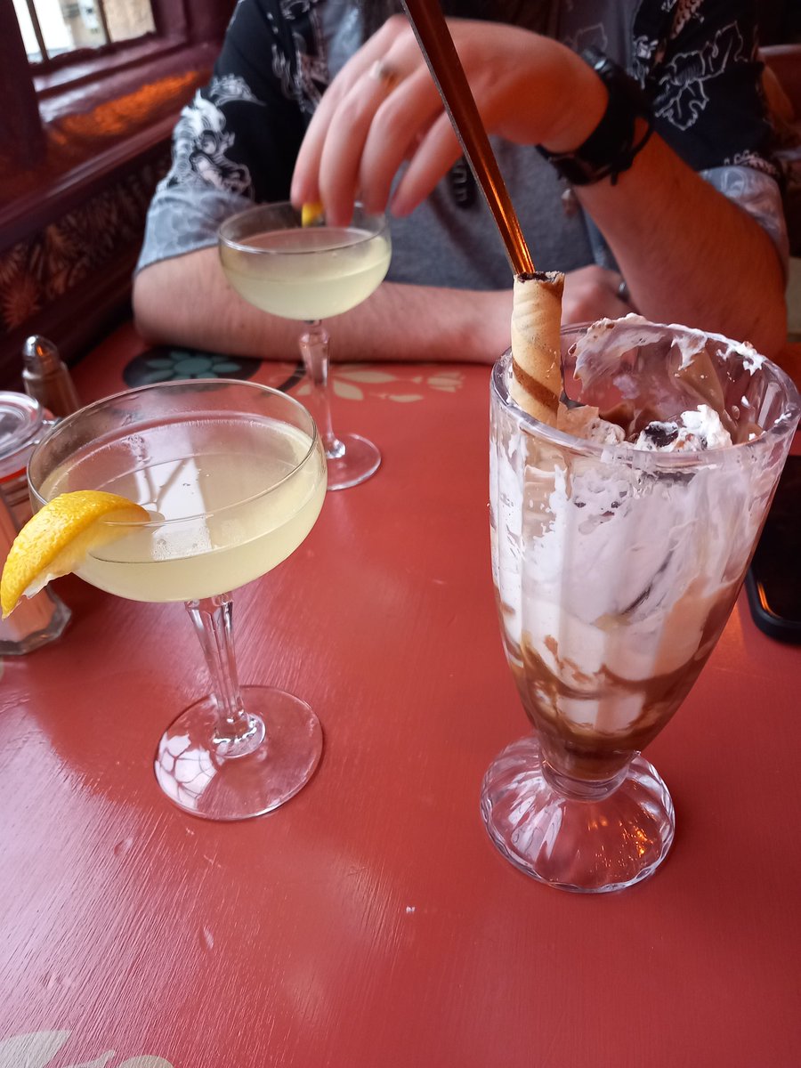 SakuraYueKo's tweet image. We had a date night tonight 🥰🥰
#datenight #mealout #cocktails #couplelife