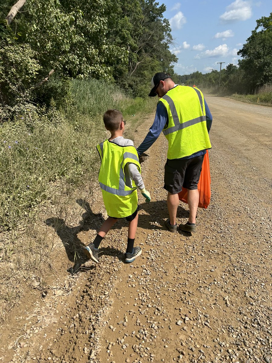 CyberOakview's tweet photo. Another great day spent cleaning up Lake George Rd. for the Adopt-a-Road program! The CyberDragons worked hard to make Lake George Rd. look beautiful! #volunteering #adoptaroad #GoDragons https://t.co/dO8nFGYgP5