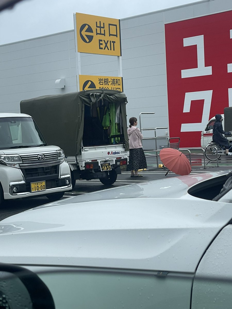 HisaHisa613's tweet photo. こんなんありなん？
駐車場占領、許可得てんのこれ https://t.co/VmDFR5gy6H