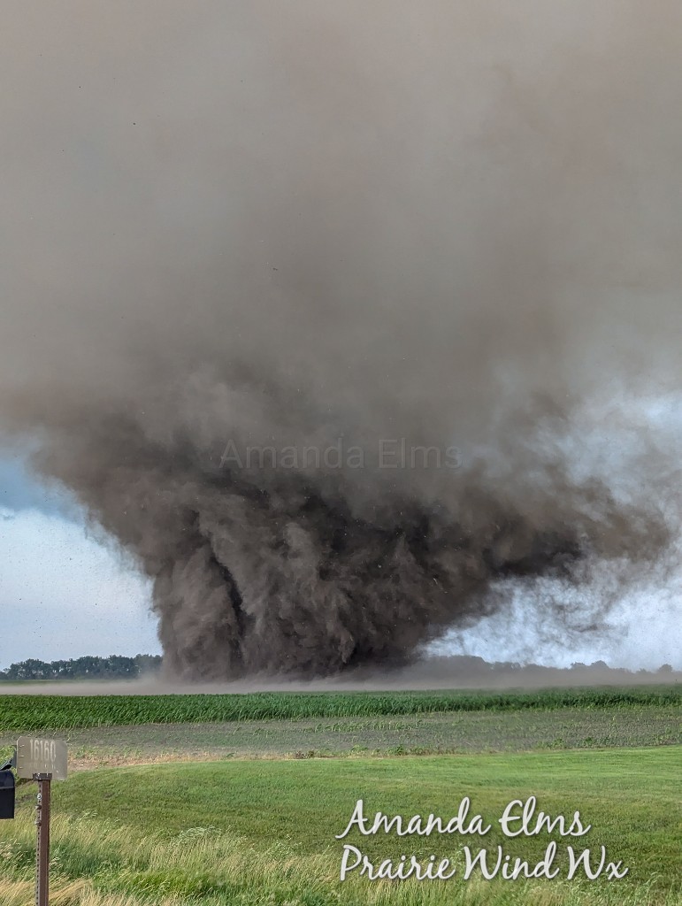 PrairieWindWX's tweet photo. Strong Tornado 5 North of Barney in Richland County ND (FGF)at 7:43pm CDT narrowly missed this farm site. #NDWX @nwsfgf @WeatherNation https://t.co/iFwS42AhFc