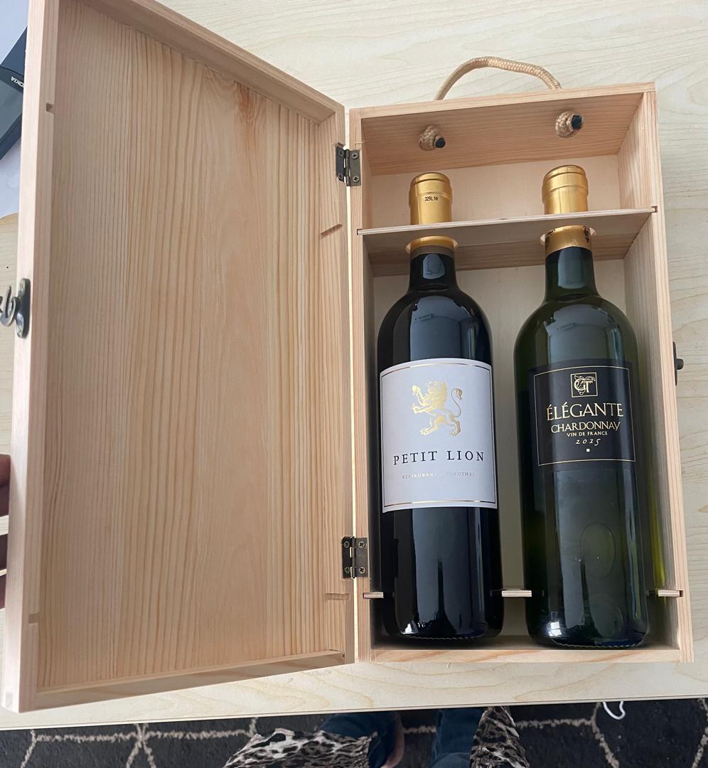ZikDePartout's tweet photo. Pourquoi ne pas surprendre ton beau-père ou ta belle-mère ce week-end en lui offrant un vin de qualité ? Qui sait, cela pourrait  bien changer les choses 😜
Contactez-nous au +22891311392 / +22890269233 et venez profiter des 10% de réduction !
Hedzranawoe, en face de l'agence UTB https://t.co/oO3pe2Gwr4
