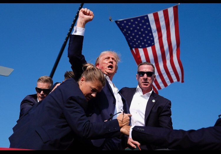 RNahounou's tweet photo. #DonaldTrump : En plein discours il a reçu plusieurs tirs le visant... Blessé à l’oreille droite il a été évacué....Une tentative d’assassinat #RonaldReagan #Jfk https://t.co/XqlZqhN3G2
