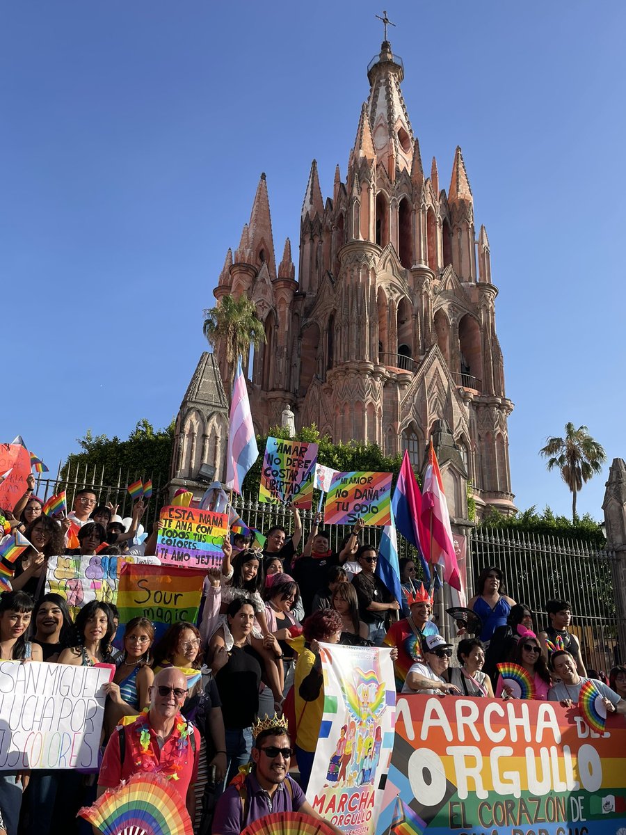 NewsSanmiguel's tweet photo. #PRIDE.- La marcha del Orgullo 🌈🏳️‍🌈 de la comunidad LGBT+ logró realizar su evento a pesar de que el gobierno de Mauricio Trejo les #prometió “todo el apoyo” y les enviaron más de 50 policías para evitar que lo realizaran

#SanMigueldeAllende #COMUNIDAD #LGBT #PrideSMA https://t.co/njnd19sSBn