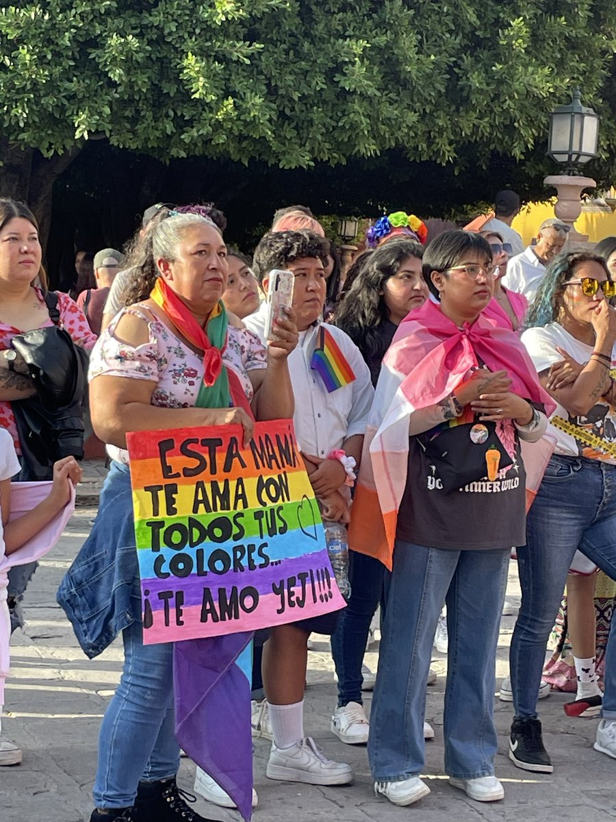 NewsSanmiguel's tweet photo. #PRIDE.- La marcha del Orgullo 🌈🏳️‍🌈 de la comunidad LGBT+ logró realizar su evento a pesar de que el gobierno de Mauricio Trejo les #prometió “todo el apoyo” y les enviaron más de 50 policías para evitar que lo realizaran

#SanMigueldeAllende #COMUNIDAD #LGBT #PrideSMA https://t.co/njnd19sSBn