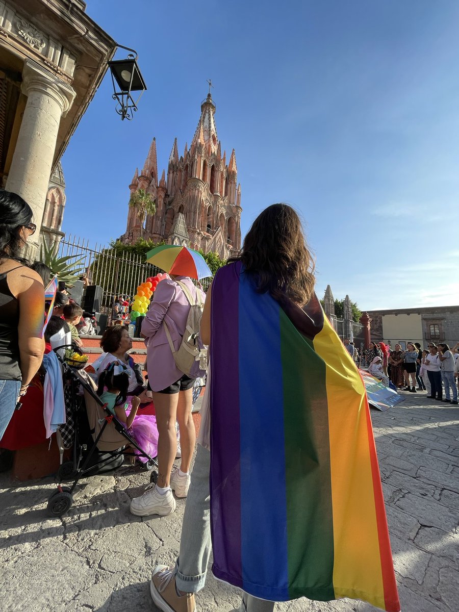 NewsSanmiguel's tweet photo. #PRIDE.- La marcha del Orgullo 🌈🏳️‍🌈 de la comunidad LGBT+ logró realizar su evento a pesar de que el gobierno de Mauricio Trejo les #prometió “todo el apoyo” y les enviaron más de 50 policías para evitar que lo realizaran

#SanMigueldeAllende #COMUNIDAD #LGBT #PrideSMA https://t.co/njnd19sSBn