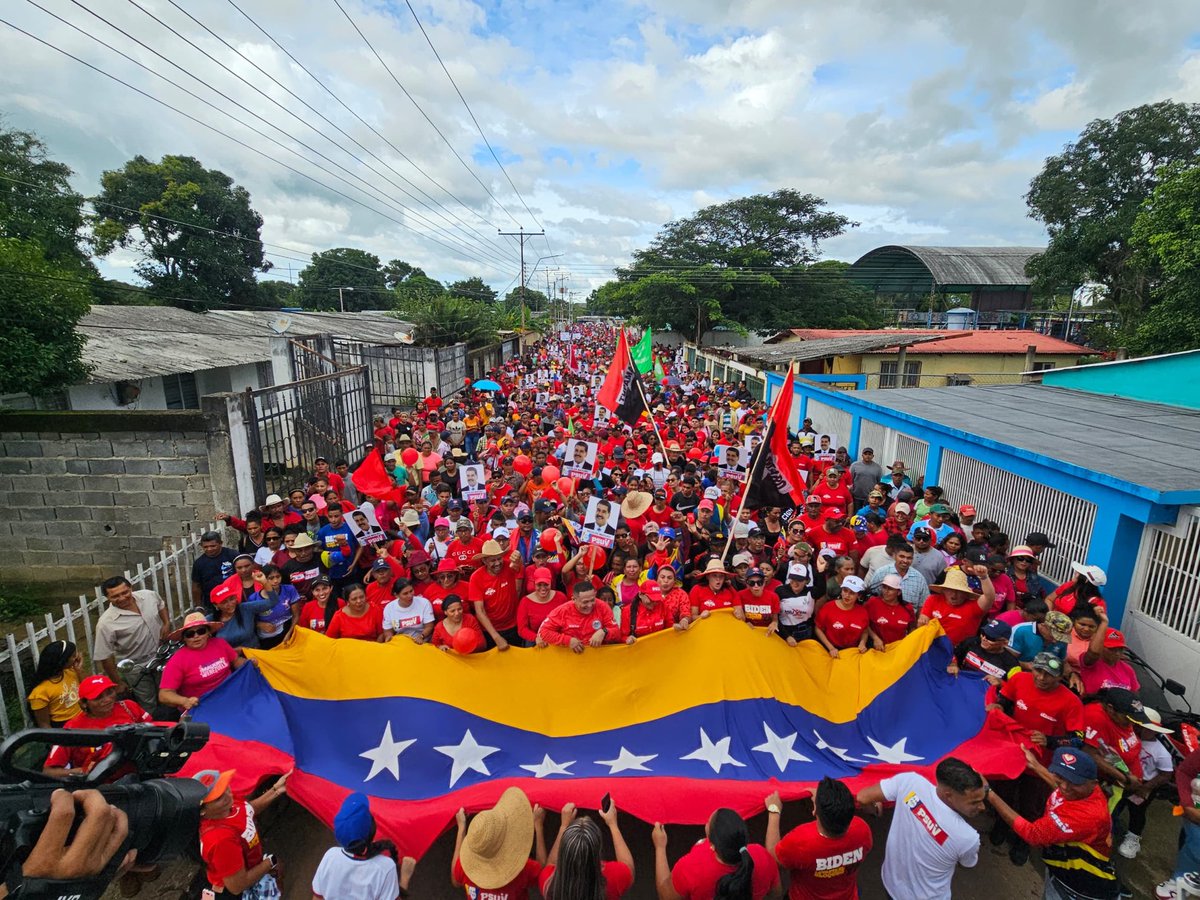 eduardopiate2's tweet photo. El pueblo del mcpio Muñoz se desbordó esta tarde apoyando la candidatura del hermano presidente ⁦@NicolasMaduro⁩. El 28 de julio gana Nicolás #MaduroPresidente https://t.co/dMiZPg8x81