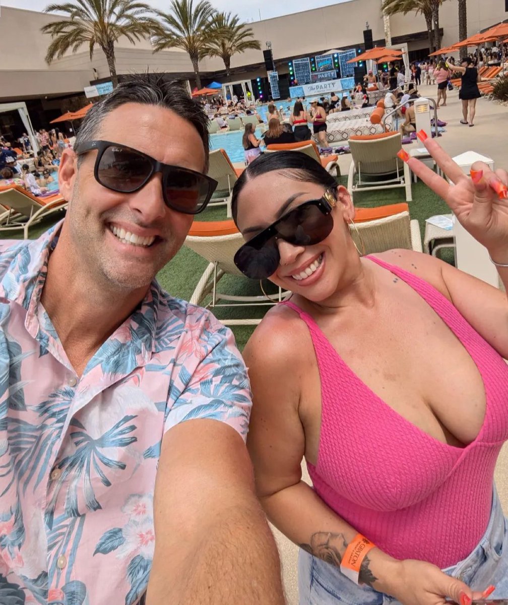 Wild949's tweet photo. Hi from @Graham949 & @SelenaONAIR! @playgraton #gratonpoolparty https://t.co/Wcddc58LrH