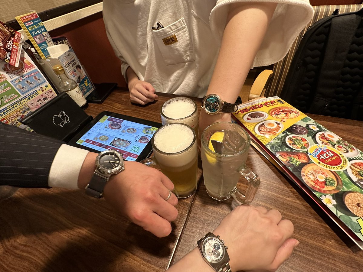 shinwatch0514's tweet photo. 昨晩のことですが@PAPPWTHMSN ブラザーとお会いできました!また、仕事が運良く終わったとのことで@ferret_non_ ブラザーも参戦👍
プチメイソンオフでした✨ディープなお話もでき大満足👍
お土産までありがとうございます!とてもおいしかったです😋
#watchmaison
#ウォッチメーソン https://t.co/quSZNrUfbx