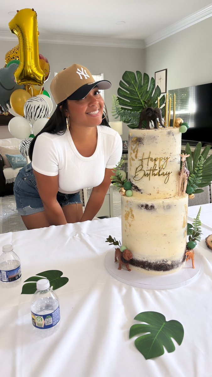 A_Izzy1's tweet photo. I did my big one on this cake https://t.co/aXjSuSQAoc