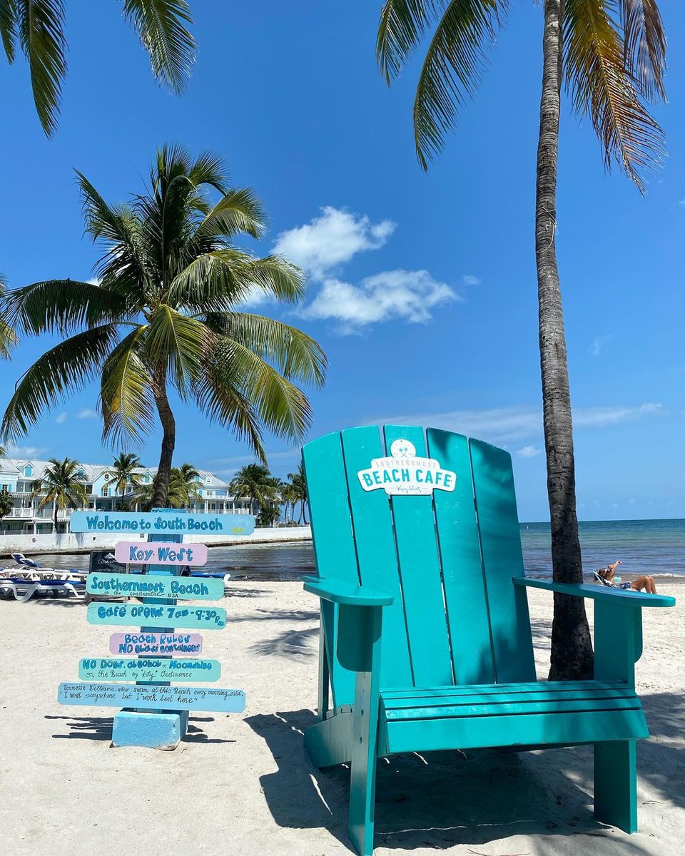 Who wants a photo on the big beach chair? A Key West vacation must-do if you ask us! 🌴 📷 

bit.ly/3xHJQoZ

📸 nevernotaway