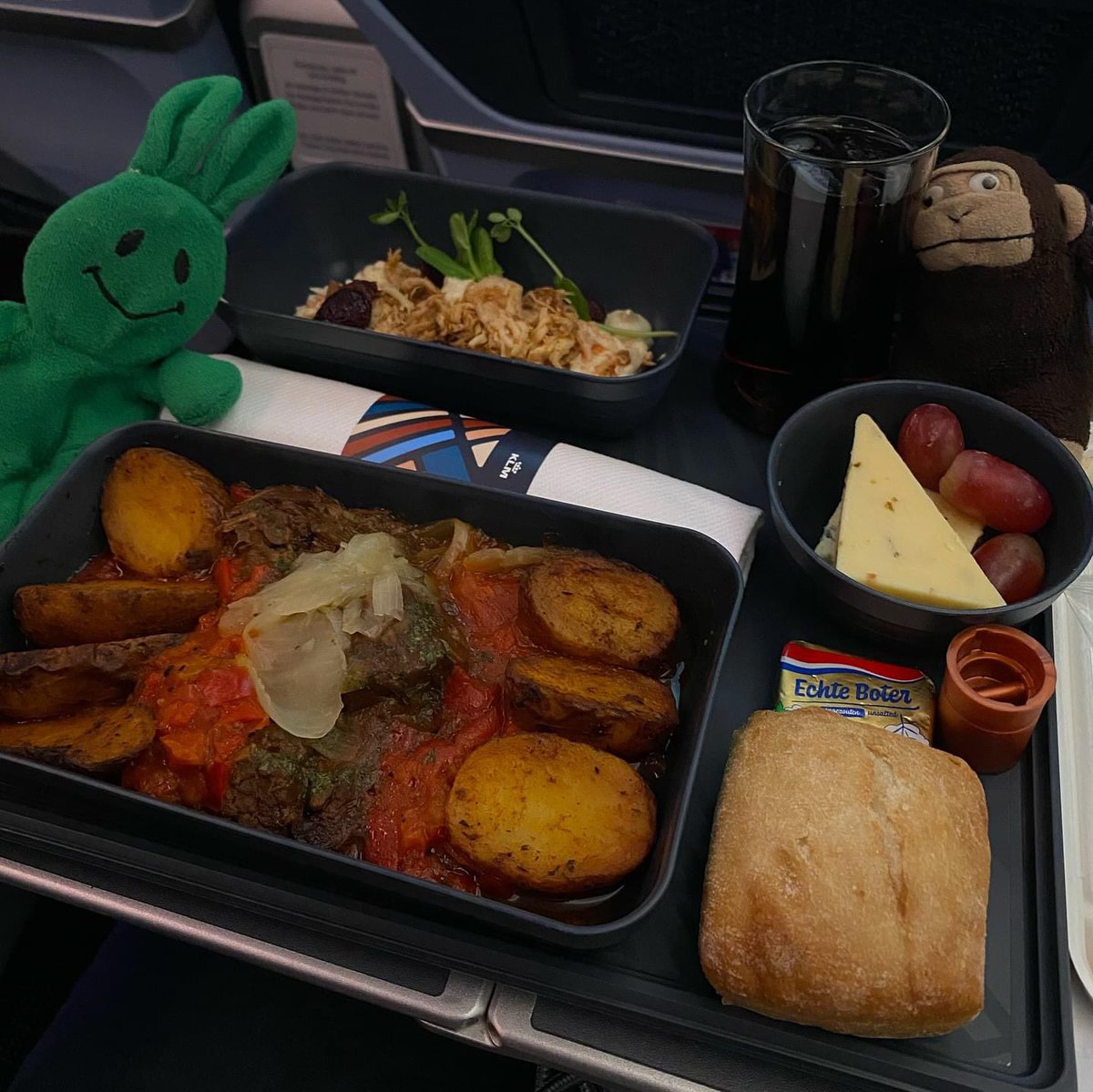 greenietravels's tweet photo. We unfortunately did not get the window seat this time around, so no cloud pics…but lots of interesting interpretations/translations of foods.
.
#airplanefood #nuts #braisedbeef #bbqchickencoleslaw #cheese #icecream #pokebowl #applepie https://t.co/fkJt2OjLH0