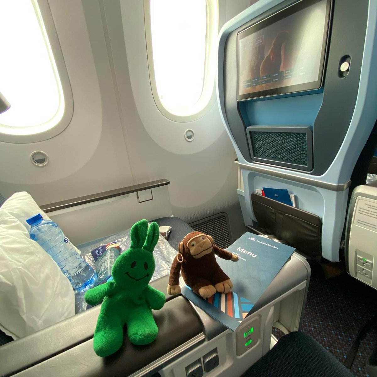 greenietravels's tweet photo. We unfortunately did not get the window seat this time around, so no cloud pics…but lots of interesting interpretations/translations of foods.
.
#airplanefood #nuts #braisedbeef #bbqchickencoleslaw #cheese #icecream #pokebowl #applepie https://t.co/fkJt2OjLH0