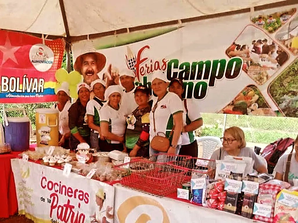 CNAEC11's tweet photo. Gracias a la gestion del Presidente @Nicolasmaduro se realizó la Feria del Campo Soberano de manera simultánea en los Municipios Angostura del Orinoco y Caroní participación de
nuestras  cocineras de la patria que siempre se destacan con esas recetas gastronómicas tradicionales. https://t.co/rExXDoTyD8