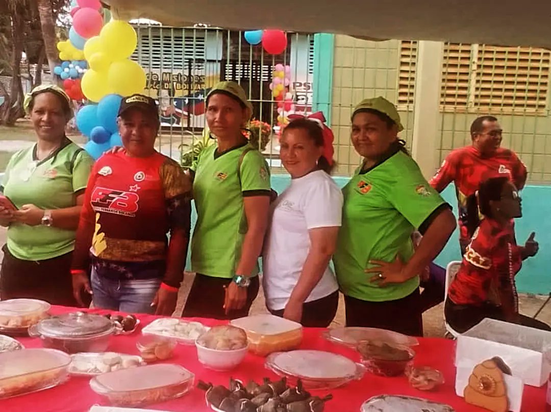 CNAEC11's tweet photo. Gracias a la gestion del Presidente @Nicolasmaduro se realizó la Feria del Campo Soberano de manera simultánea en los Municipios Angostura del Orinoco y Caroní participación de
nuestras  cocineras de la patria que siempre se destacan con esas recetas gastronómicas tradicionales. https://t.co/rExXDoTyD8