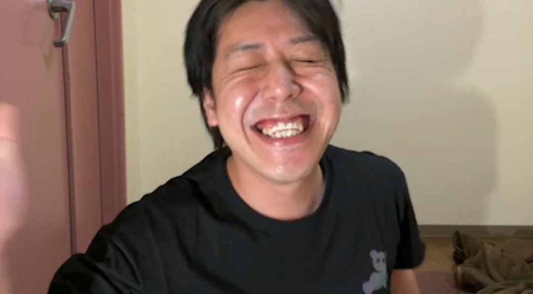 たかすぃ おはよー！ 前歯の仮歯3日目 仮歯に舌が当たり過ぎて舌が痛いw あって