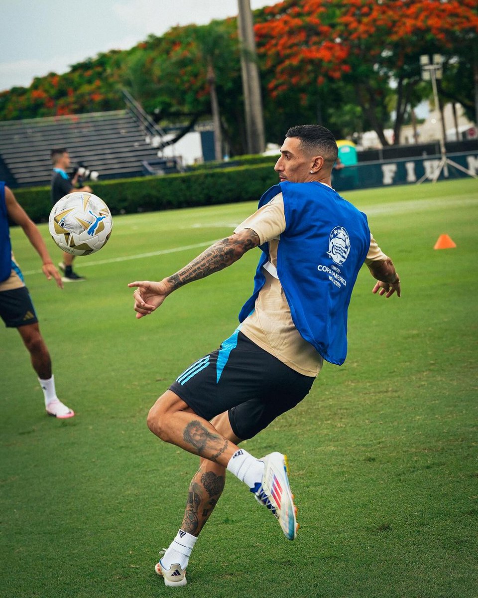 TyCSports's tweet photo. ÁRBITRO, NO PITES EL FINAL QUE EL FIDEO SE NOS VA 😢

El ÚLTIMO entrenamiento de Di María con la #SelecciónArgentina 💔. https://t.co/XXt9W7cLnl