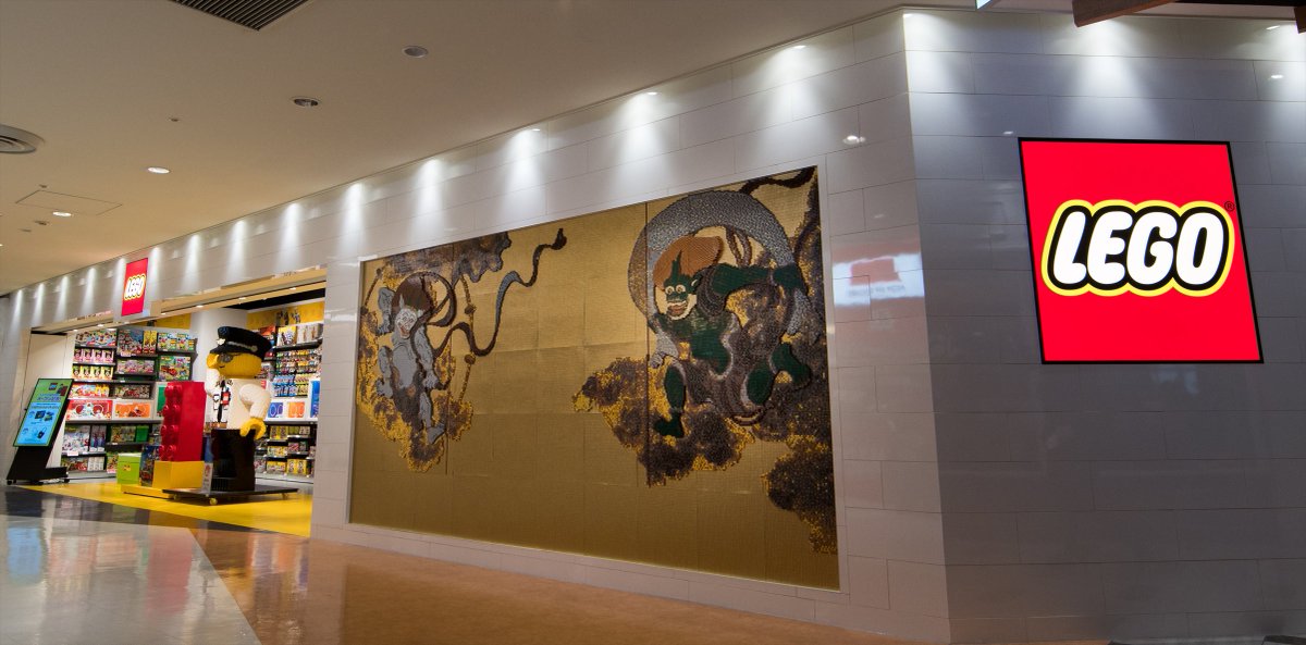 Jumpei_Mitsui's tweet photo. 2019年12月に成田空港につくった作品、コロナ禍でずっと日の目を浴びなかったのですが、最近は訪日観光客も増えてたくさんご覧いただいているようです。
作品の存在を知らなかった方は是非、レゴストア成田空港店に立ち寄ってみてください🙏
4メートルあって、実物は想像以上に大きいです。 https://t.co/tyFOWtko8o