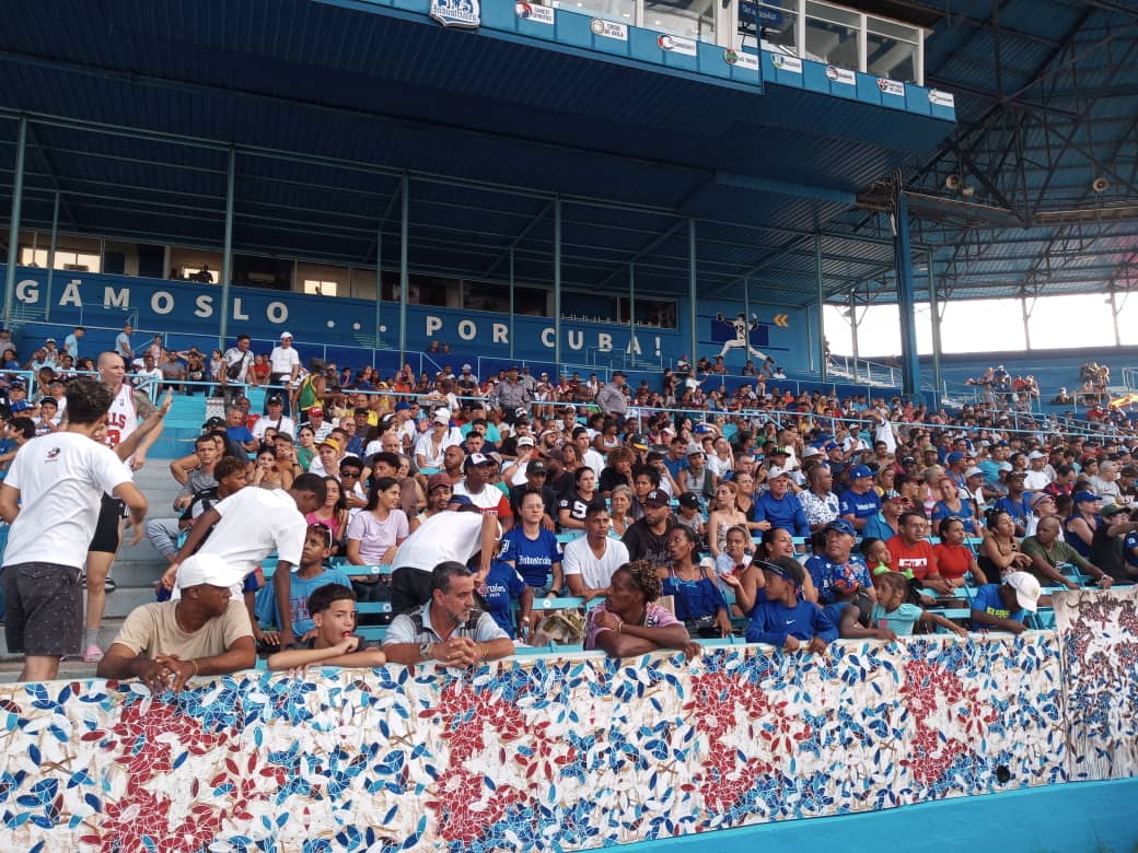 GHNordelo5's tweet photo. iEl Latino encendido! iY la Conga '28 de Septiembre' de los #CDRCuba amenizando! #Cuba #Industriales #PinarDelRio #CubaEnModoVictoria https://t.co/EjrHq5wQJt