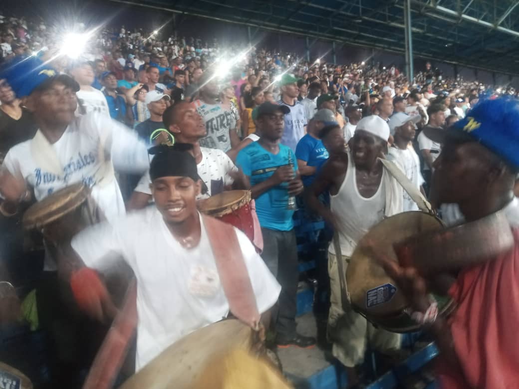 GHNordelo5's tweet photo. iEl Latino encendido! iY la Conga '28 de Septiembre' de los #CDRCuba amenizando! #Cuba #Industriales #PinarDelRio #CubaEnModoVictoria https://t.co/EjrHq5wQJt