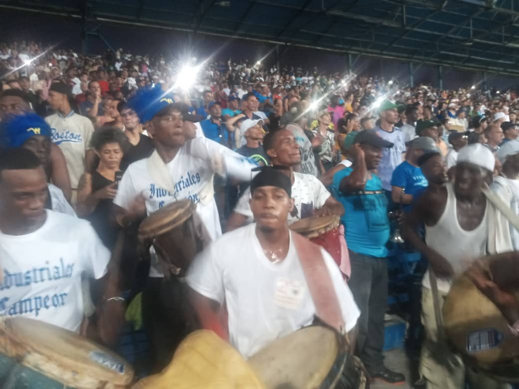 GHNordelo5's tweet photo. iEl Latino encendido! iY la Conga '28 de Septiembre' de los #CDRCuba amenizando! #Cuba #Industriales #PinarDelRio #CubaEnModoVictoria https://t.co/EjrHq5wQJt