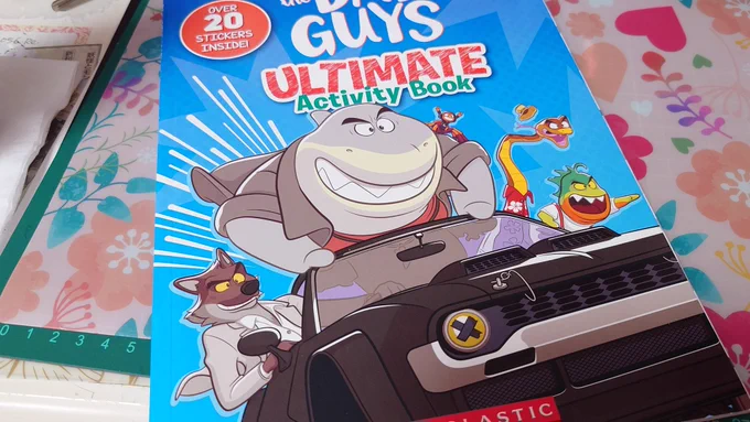 the BadGuys ULTIMATE Activity Book
届いたで🙌
中身はぬり絵も出来るパズルブックみたいな感じ
巻末にはシールも付いてる。

絵柄の線がズレてる箇所もあるけど楽しそう😀

#バッドガイズ 
#theBadGuys 