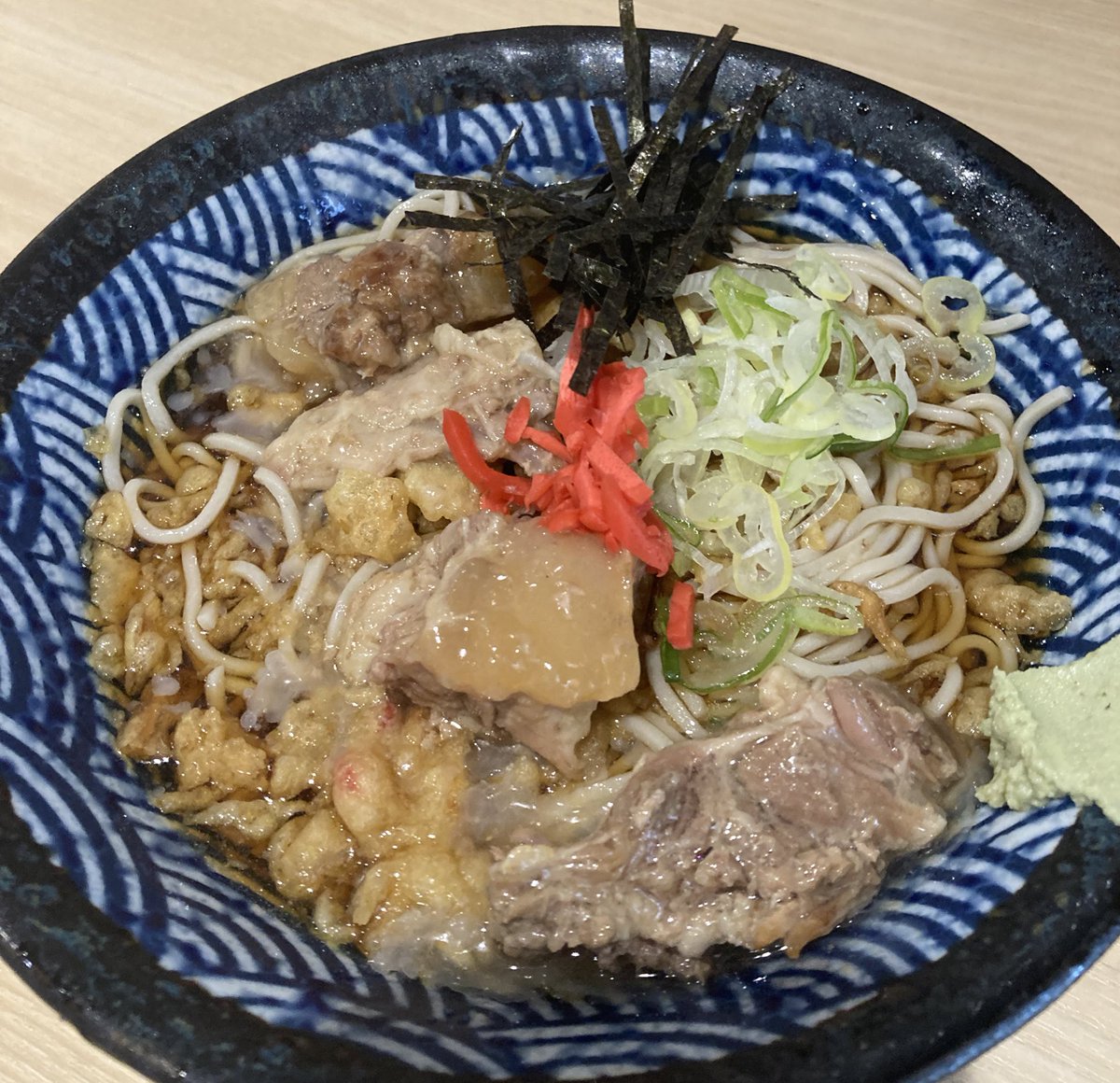 rightthing_todo's tweet photo. 小川町　豊はる
パイカそば(冷) ¥600
週末の朝活で初訪店
目当てに訪ねたパイカはトロトロで旨い❗️
蕎麦、汁がしっかりと冷え、
サービスも良く、丁寧な仕事。
冷だと肉の油が固まるので、
次は温にします。
満足で、ご馳走さまでした。

#豊はる #立ち食い蕎麦　#蕎麦　#立ち食いそば #路麺 https://t.co/NpwMEVfWpu